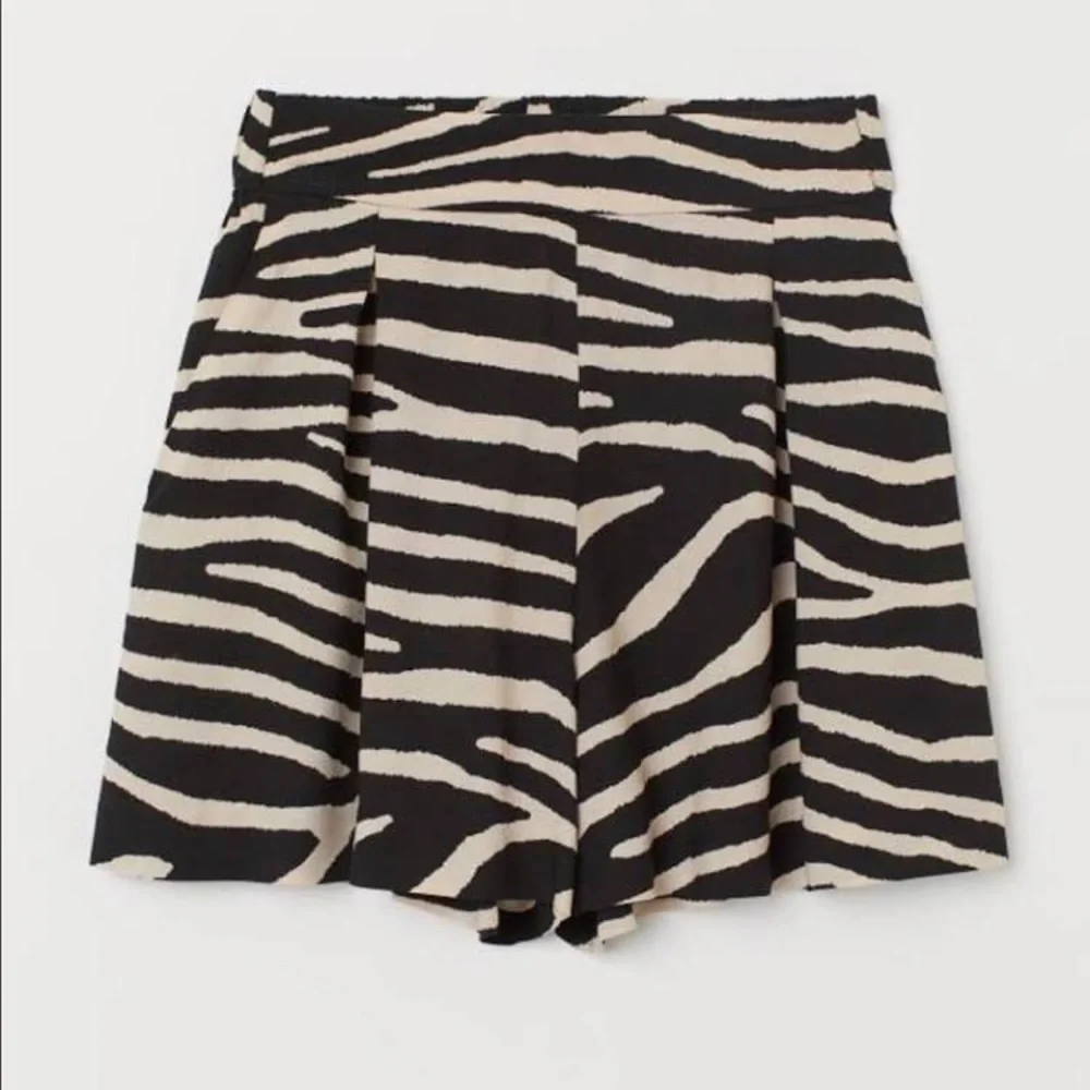 H&M ZEBRA SHORTS - Picture 1 of 2